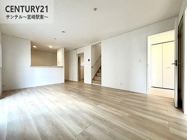 広々リビングは自然光たっぷり。毎日のくつろぎとコミュニケーションが深まる場所に。来客が多いご家庭にぴったりの間取です♪