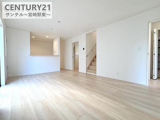 広々リビングは自然光たっぷり。毎日のくつろぎとコミュニケーションが深まる場所に。来客が多いご家庭にぴったりの間取です♪