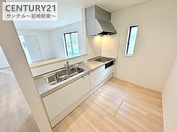 カウンターキッチンからリビングにいるご家族やお子様の様子が見えるので、コミュニケーションがとりながら、ご家族の大切な時間を共有できるキッチンです♪