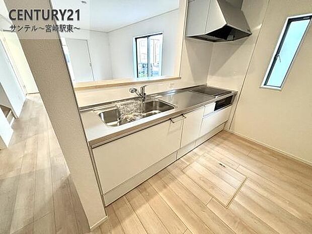 カウンターキッチンからリビングにいるご家族やお子様の様子が見えるので、コミュニケーションがとりながら、ご家族の大切な時間を共有できるキッチンです♪