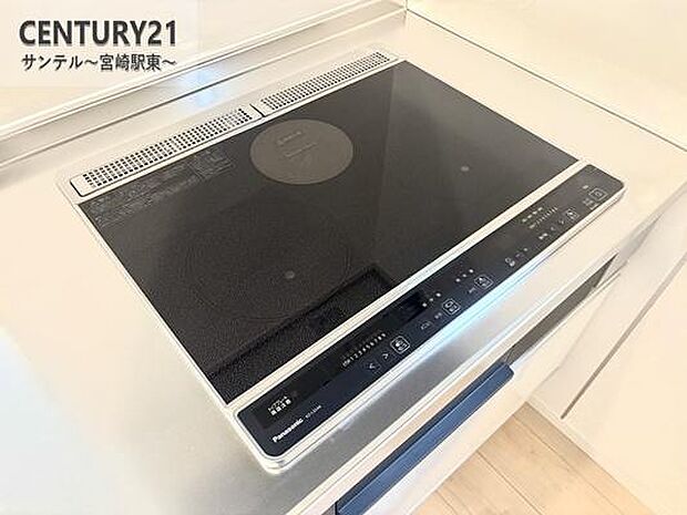 IHクッキングヒーター3口コンロ、グリル付です。