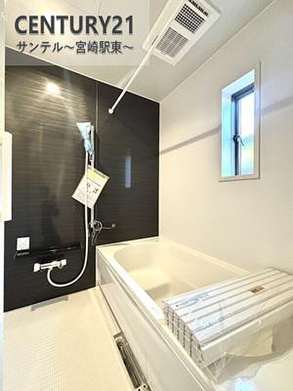 1日の疲れもゆっくり取ることのできる広々とした1坪タイプのシステムバス♪浴室乾燥、涼風、暖房、換気システムが付いておりますので、快適なバスタイムを過ごせます♪