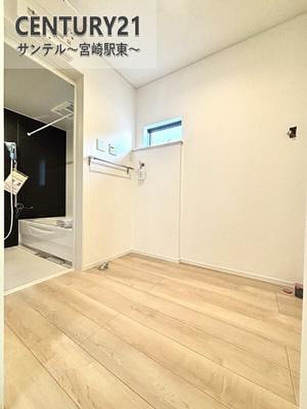 広々洗面脱衣所♪洗面化粧台は収納付きの大きな鏡が付いています♪朝のお忙しい時間帯でも三面鏡の洗面台ならお出かけ前のご準備も手助けしてくれること間違いなし♪