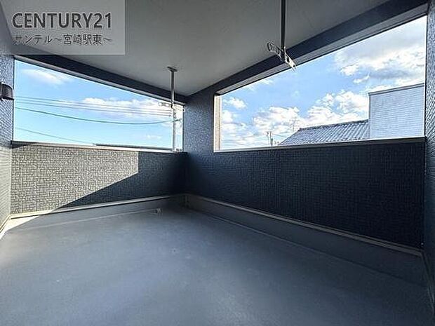 広々としたバルコニーには、屋根が付いておりますので突然の雨や小雨でも安心して洗濯物を干せますよ♪