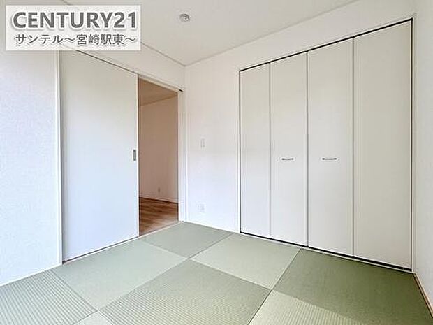 和室です♪リビング横に和室があることで和と洋の雰囲気を味わえ素敵な空間を演出でき、お子様の遊び部屋や客間としても利用できます♪