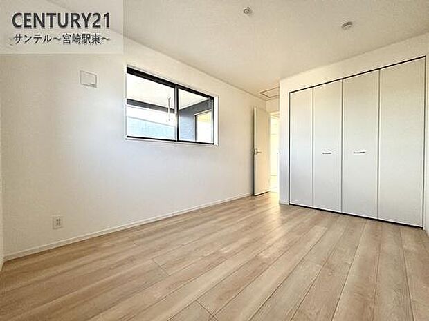 洋室には便利なクローゼットを設置。普段使いの衣類から季節物まで、しっかり収納できます。