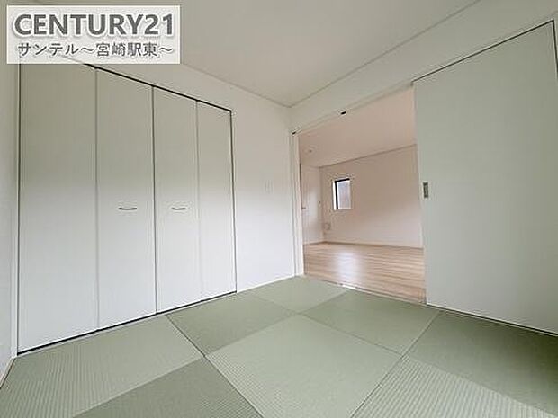 和室です♪リビング横に和室があることで和と洋の雰囲気を味わえ素敵な空間を演出でき、お子様の遊び部屋や客間としても利用できます♪