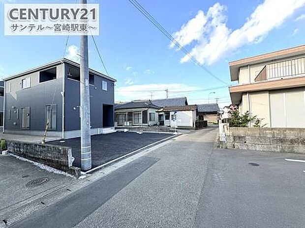 東側前面道路です。