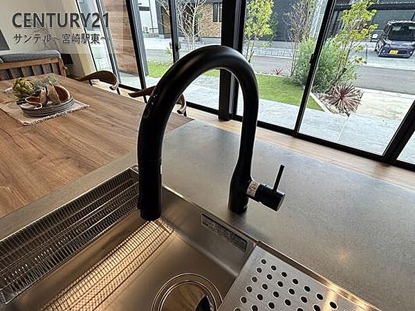 スタイリッシュなグースネック水栓を採用。高い吐水口で大きな鍋も洗いやすく、デザイン性と実用性を両立しています。