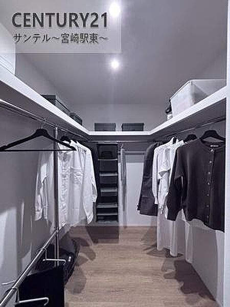 家族みんなで使えるファミリークローゼットを配置。衣類をまとめて管理でき、朝の身支度もスムーズです。
