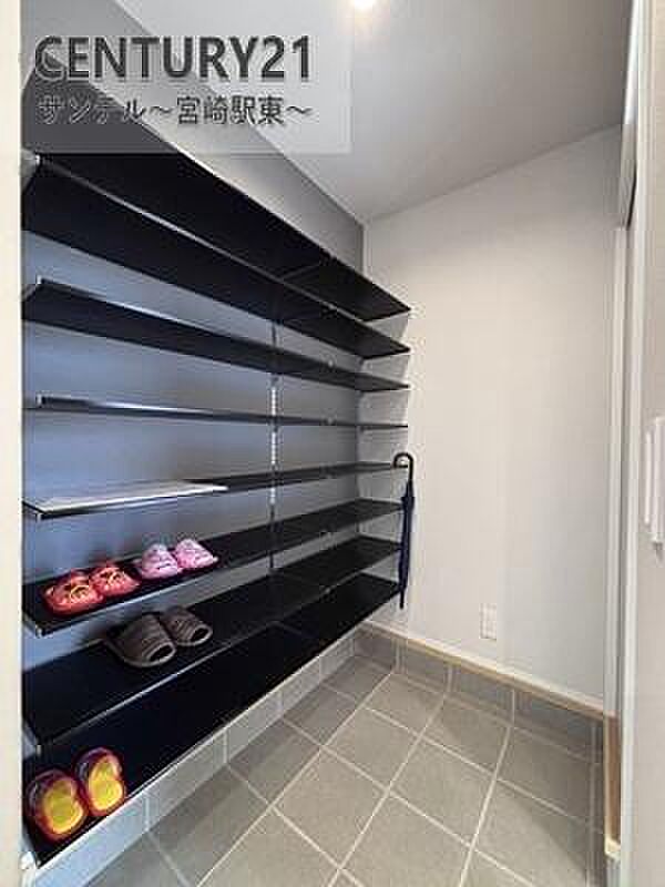 玄関横にシューズクローゼットを設けました。靴や傘はもちろん、ベビーカーやアウトドア用品もすっきり収納。動線が良く玄関が広く見えます。