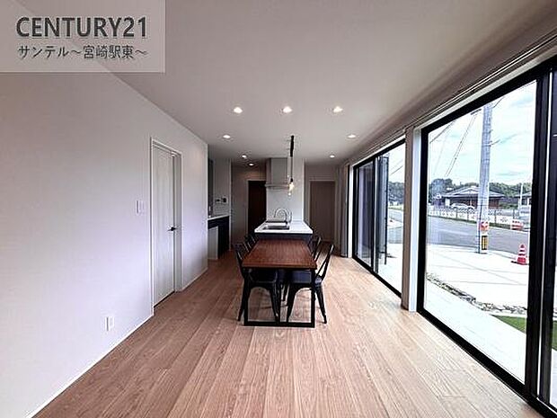 明るく、落ち着きのあるリビング♪ダイニングスペースも含めてゆとりのあるスペースで、ご家族でお食事や団らんしたり、ゆったりとしたご家族の時間を過ごせます♪