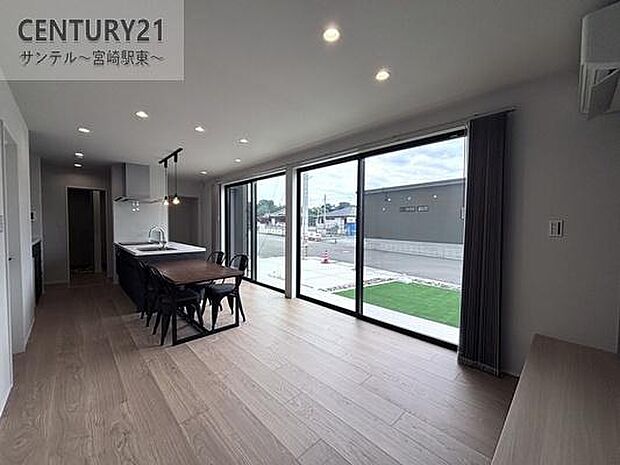 カウンターキッチンの横にダイニングテーブルを配置した、家事動線の良い間取りです。調理から配膳、片付けまでが一直線でスムーズ。