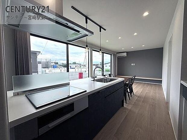 リビングには4枚の大きな窓を設け、日当たり良好。自然光がたっぷり入り、家族が明るく過ごせる心地よい空間です。