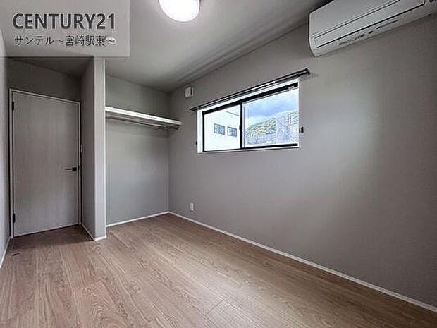 子供部屋です。オープンクローゼットがございます。洋服の出し入れ、整理がしやすい仕様です。