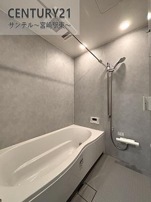 1日の疲れもゆっくり取ることのできる広々とした1坪タイプのシステムバス♪浴室乾燥、涼風、暖房、換気システムが付いておりますので、快適なバスタイムを過ごせます♪