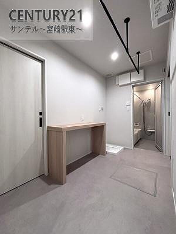 ランドリールームに造作カウンターを設置。洗う・干す・たたむが一カ所で完結する快適な家事動線。忙しい毎日をスマートにサポート。