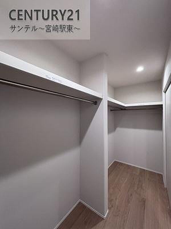 家族みんなで使えるファミリークローゼットを配置。衣類をまとめて管理でき、朝の身支度もスムーズです。