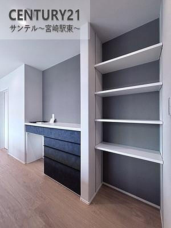 キッチン裏に収納スペースを確保。調理家電や日用品をまとめて片付けられ、スッキリとした空間を保てます。