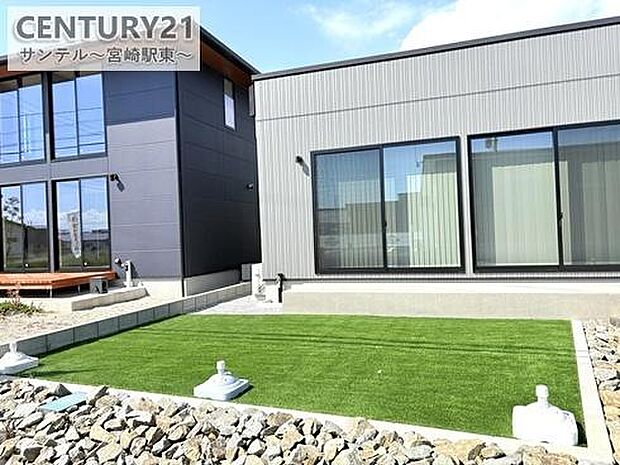 人工芝のある庭は、お子様の遊び場やBBQにも最適。手入れが簡単で、年中きれいな緑を楽しめます。