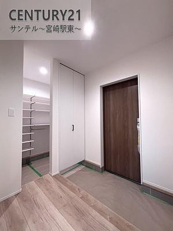 玄関横にシューズクローゼットを設けました。靴や傘はもちろん、ベビーカーやアウトドア用品もすっきり収納。動線が良く玄関が広く見えます。