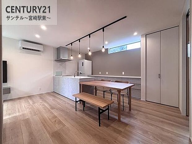 レール照明のあるリビング。スポットライトやペンダントライトなど好みの照明に変えられ、空間をおしゃれに演出できます。