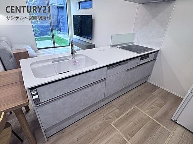 食洗機とIHクッキングヒーター付きのシステムキッチン。調理・片付けがスムーズで、毎日の家事時間を短縮できます。