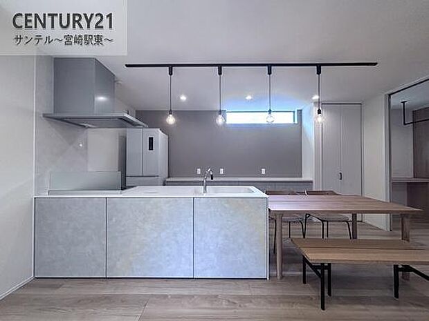 カウンターキッチンの横にダイニングテーブルを配置した、家事動線の良い間取りです。調理から配膳、片付けまでが一直線でスムーズ。