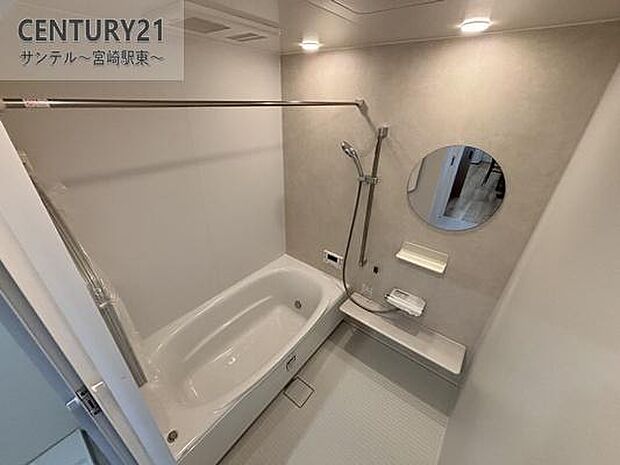 丸いミラーが印象的な洗面空間。やわらかな雰囲気で朝の支度も気分が上がります。浴室と統一感のあるデザインで上質な空間に。