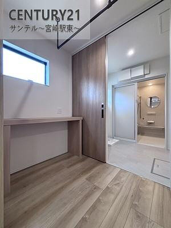 ランドリールームに造作カウンターを設置。洗う・干す・たたむが一カ所で完結する快適な家事動線。忙しい毎日をスマートにサポート。