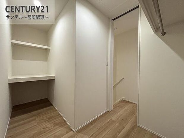 2階に家族みんなで使えるファミリークローゼットを配置。衣類をまとめて管理でき、朝の身支度もスムーズです。