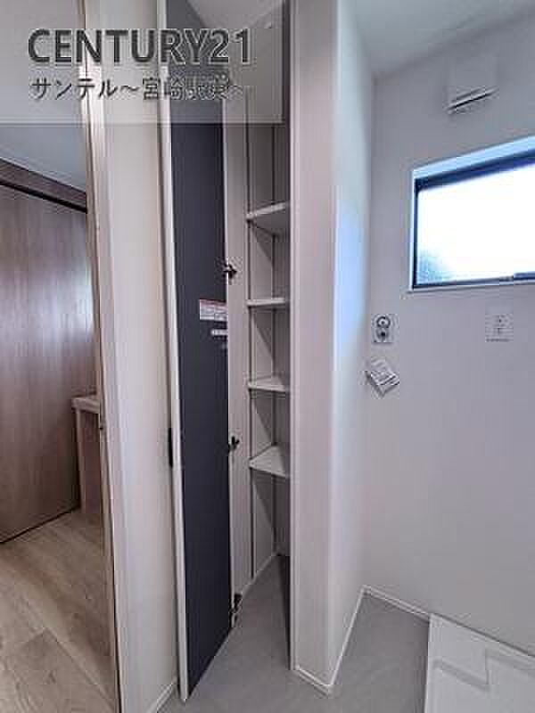 洗面所の収納棚です。タオルや洗剤、柔軟剤などを整理しやすい設計。