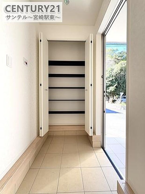 大容量のシューズボックス付きで、玄関まわりがいつもきれいに。ご家族の靴もしっかり収納できます。