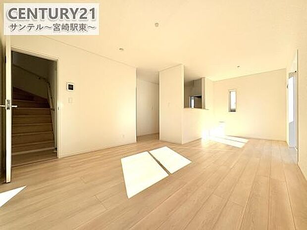 広々リビングは自然光たっぷり。毎日のくつろぎとコミュニケーションが深まる場所に。来客が多いご家庭にぴったりの間取です♪