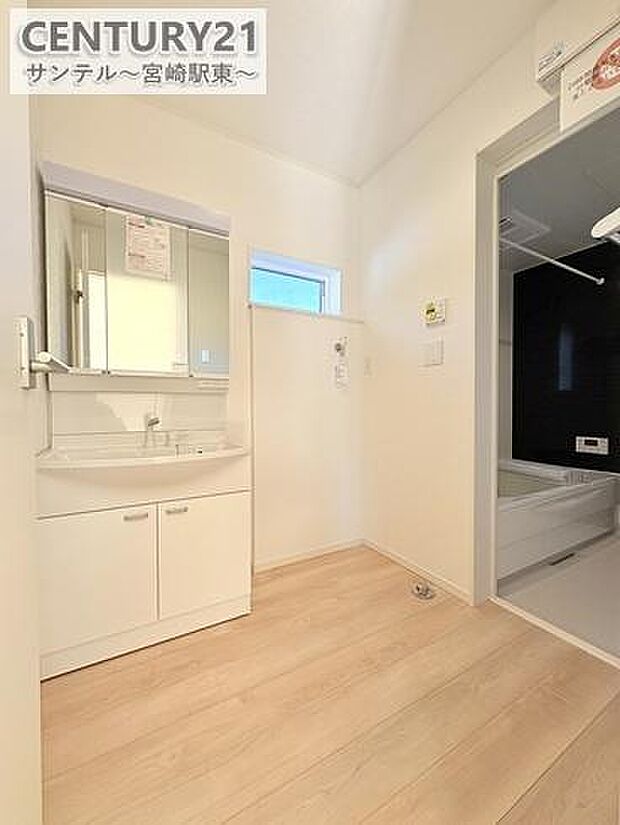 広々洗面脱衣所♪洗面化粧台は収納付きの大きな鏡が付いています♪朝のお忙しい時間帯でも三面鏡の洗面台ならお出かけ前のご準備も手助けしてくれること間違いなし♪