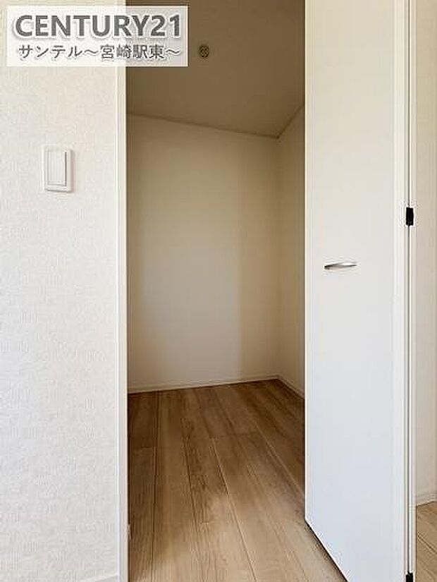 主寝室のウォークインクローゼットです!大容量でご夫婦の荷物がすっぽり入る安心の収納力です(^^♪