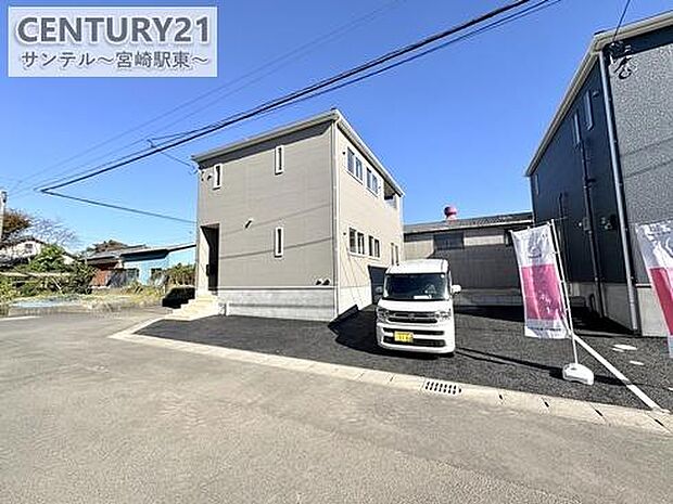 駐車場は3台駐車可能!※車種による。スペースも広く駐車が苦手な方でも楽に駐車可能です(^^♪