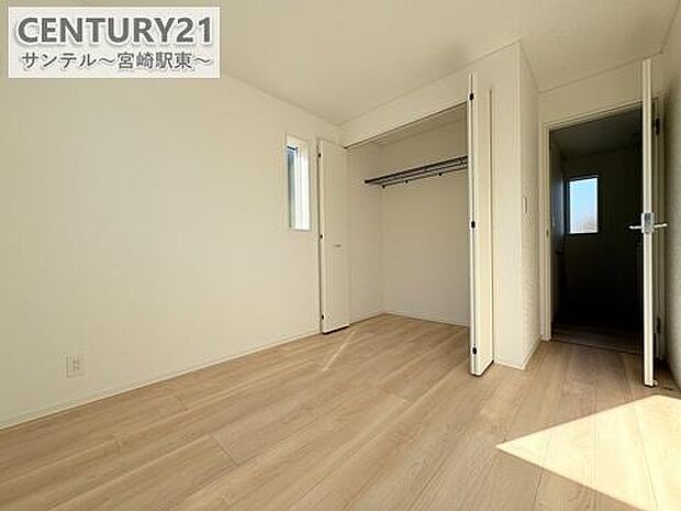 広々とした空間で快適に過ごせます。デスクスペース兼、書斎がございます。ライフスタイルに合わせて柔軟に使えます。