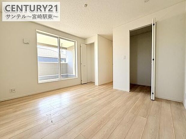 7.7帖の主寝室です♪しっかり日が差し込みますので気持ちの良い目覚めができる素敵な洋室になります♪子供部屋にも十分使える仕様の洋室になっております♪