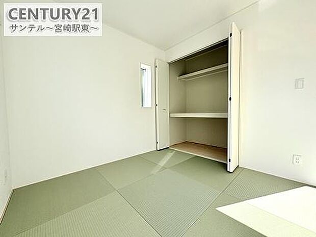 リビング横に和室があることで和と洋の雰囲気を味わえ素敵な空間を演出でき、お子様の遊び部屋や客間としても利用できます♪