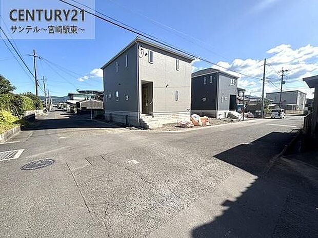 北側の前面道路の写真です♪