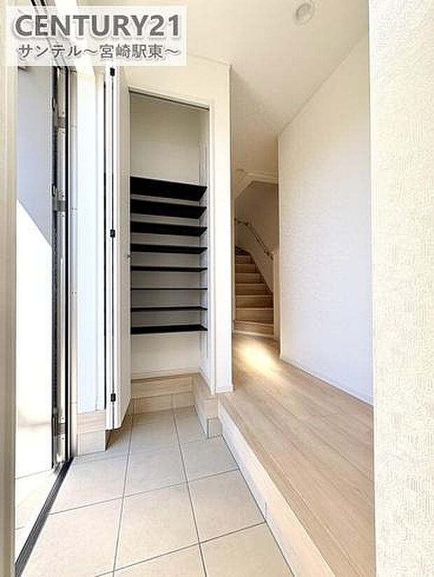 大容量のシューズボックス付きで、玄関まわりがいつもきれいに。ご家族の靴もしっかり収納できます。