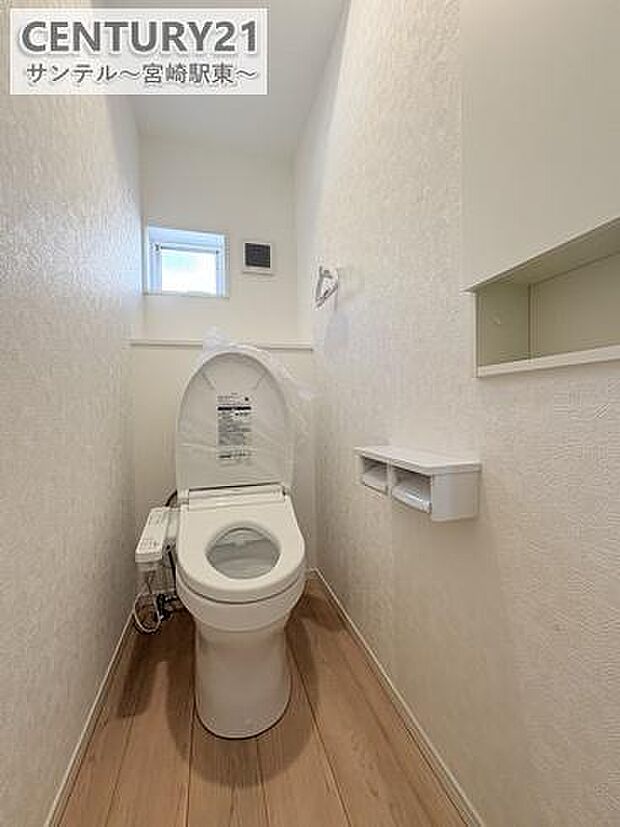 収納があるトイレです。ウォシュレットも完備!