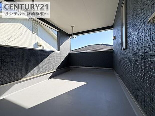 広々としたバルコニーには、屋根が付いておりますので突然の雨や小雨でも安心して洗濯物を干せますよ♪南向きの為、日当たり良好です(^^♪