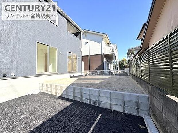 広々とした庭は、ガーデニングやアウトドアライフに最適。家族や友人との楽しい時間を過ごせる空間です。