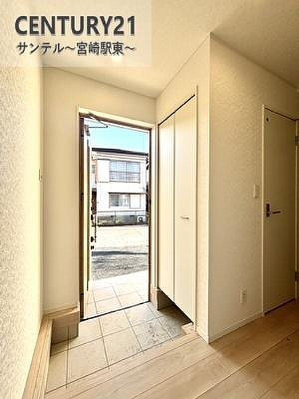 ご新居への出入り口になる明るくとても広い玄関は、たくさんの靴を収納できるシューズボックスが付いております♪いつも清潔感のあるすっきりとした玄関スペースを確保できますよ♪