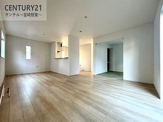 広々リビングは自然光たっぷり。毎日のくつろぎとコミュニケーションが深まる場所に。来客が多いご家庭にぴったりの間取です♪