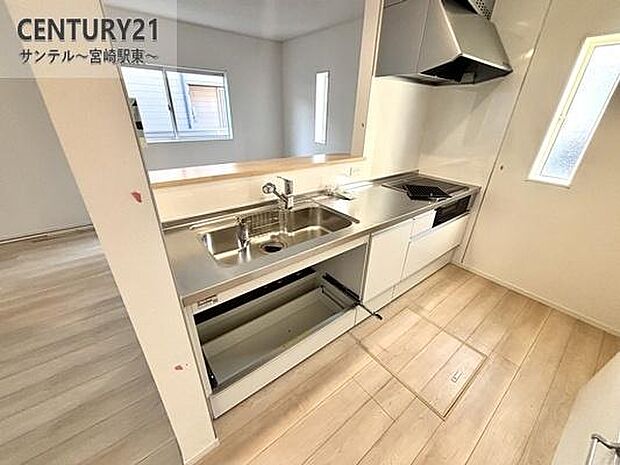 カウンターキッチンからリビングにいるご家族やお子様の様子が見えるので、コミュニケーションがとりながら、ご家族の大切な時間を共有できるキッチンです♪