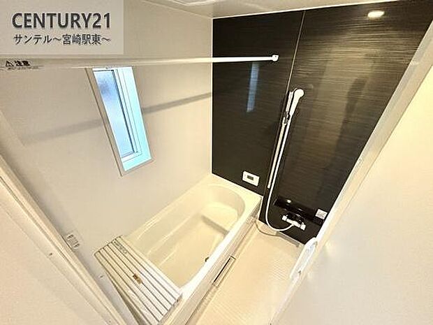 1日の疲れもゆっくり取ることのできる広々とした1坪タイプのシステムバス♪浴室乾燥、涼風、暖房、換気システムが付いておりますので、快適なバスタイムを過ごせます♪