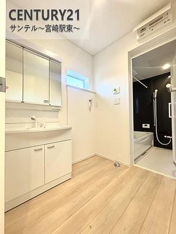 広々洗面脱衣所♪洗面化粧台は収納付きの大きな鏡が付いています♪朝のお忙しい時間帯でも三面鏡の洗面台ならお出かけ前のご準備も手助けしてくれること間違いなし♪